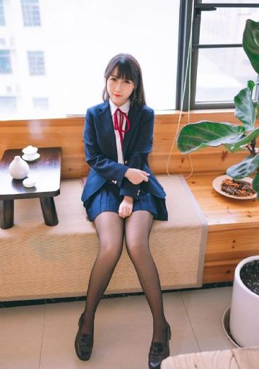 公交车上掀起裙子挺进去图